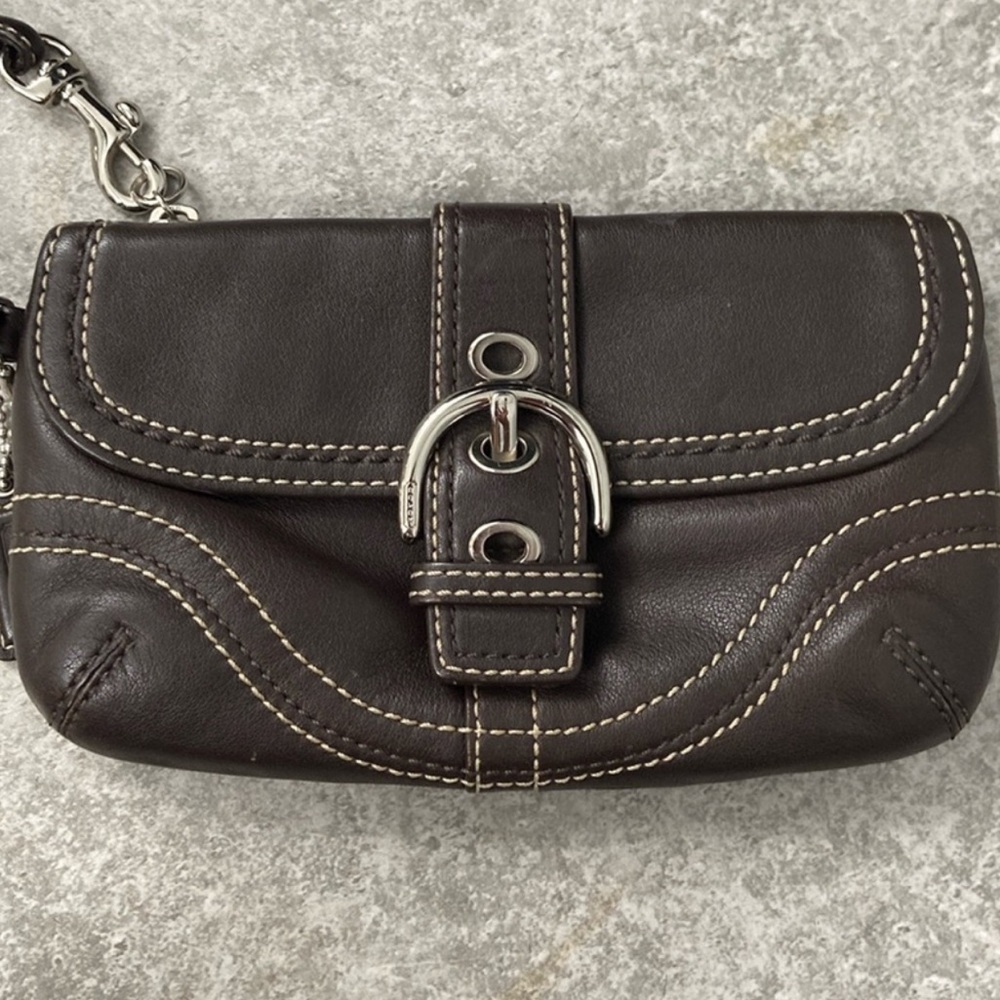 COACH SOHO VINTAGE BROWN LEATHER WRISTLET IN EUC-NO CALLOUTS